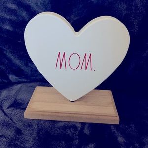NWT Rae Dunn “MOM.” Tin Heart Desk Plaque